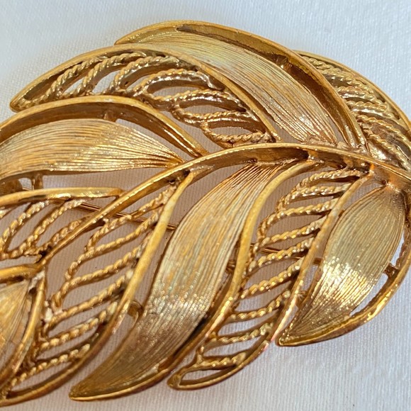 M JENT Gold Tone Filagree Leaf Brooch - Picture 2 of 6